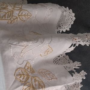 Beautiful vintage tablecloth/ embroidery/c…